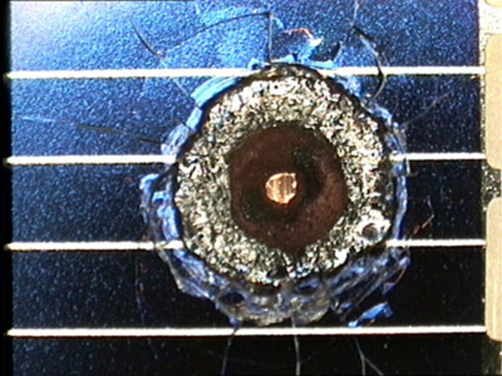 Pienen hiukkasen aiheuttama reikä Hubble-avaruusteleskoopin aurinkopaneelissa.